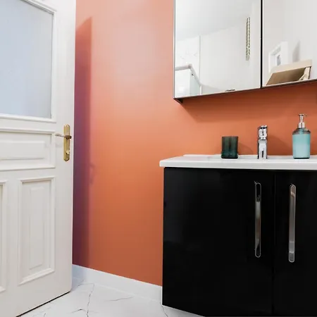 Flat W Balcony Near Taksim Square In Istiklal
